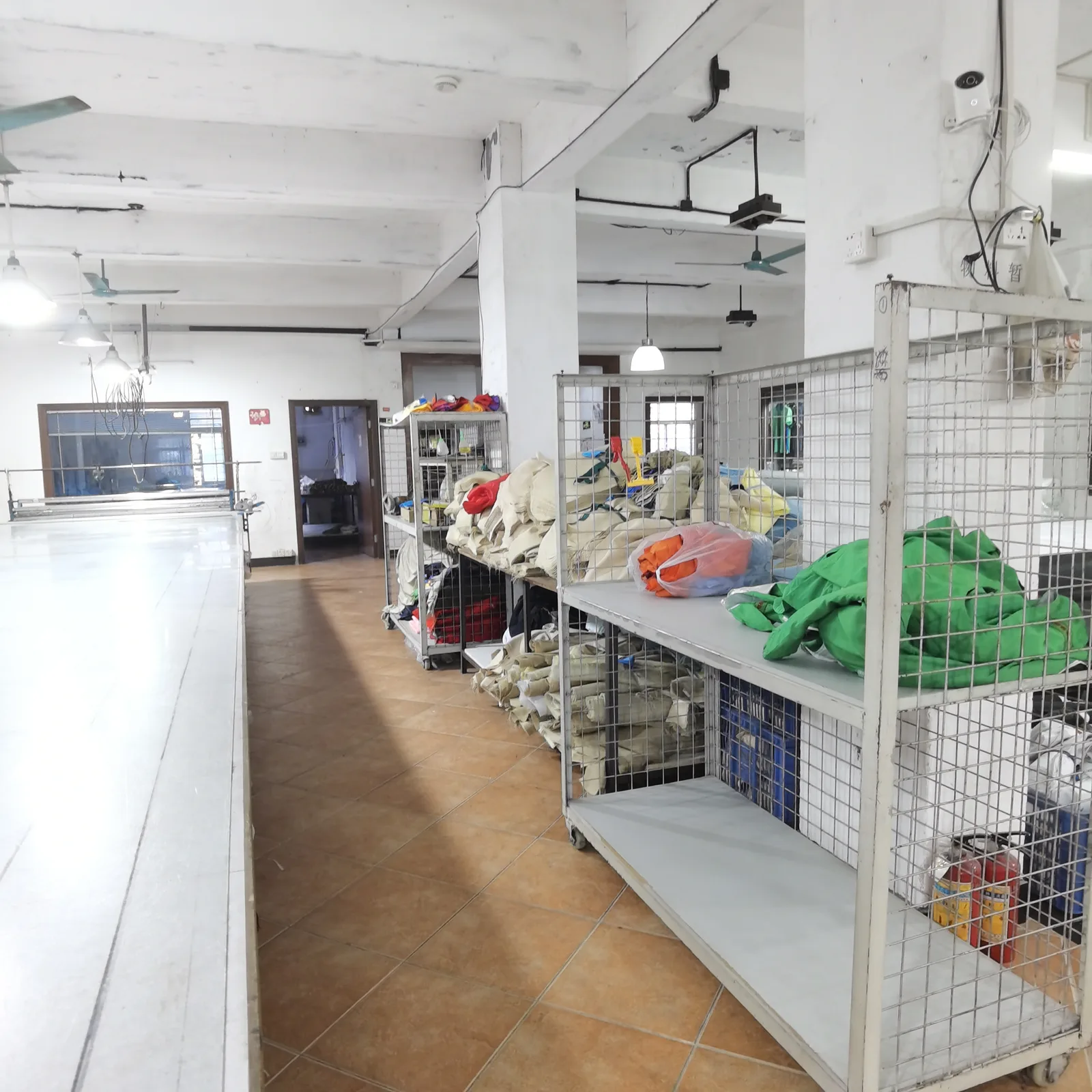 裁剪工作台旁存放面料和裁片的周转架