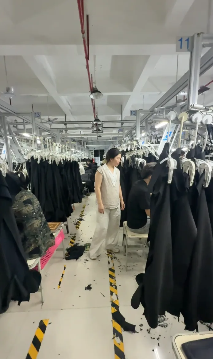 铭彤自有车间内的服装吊挂生产线