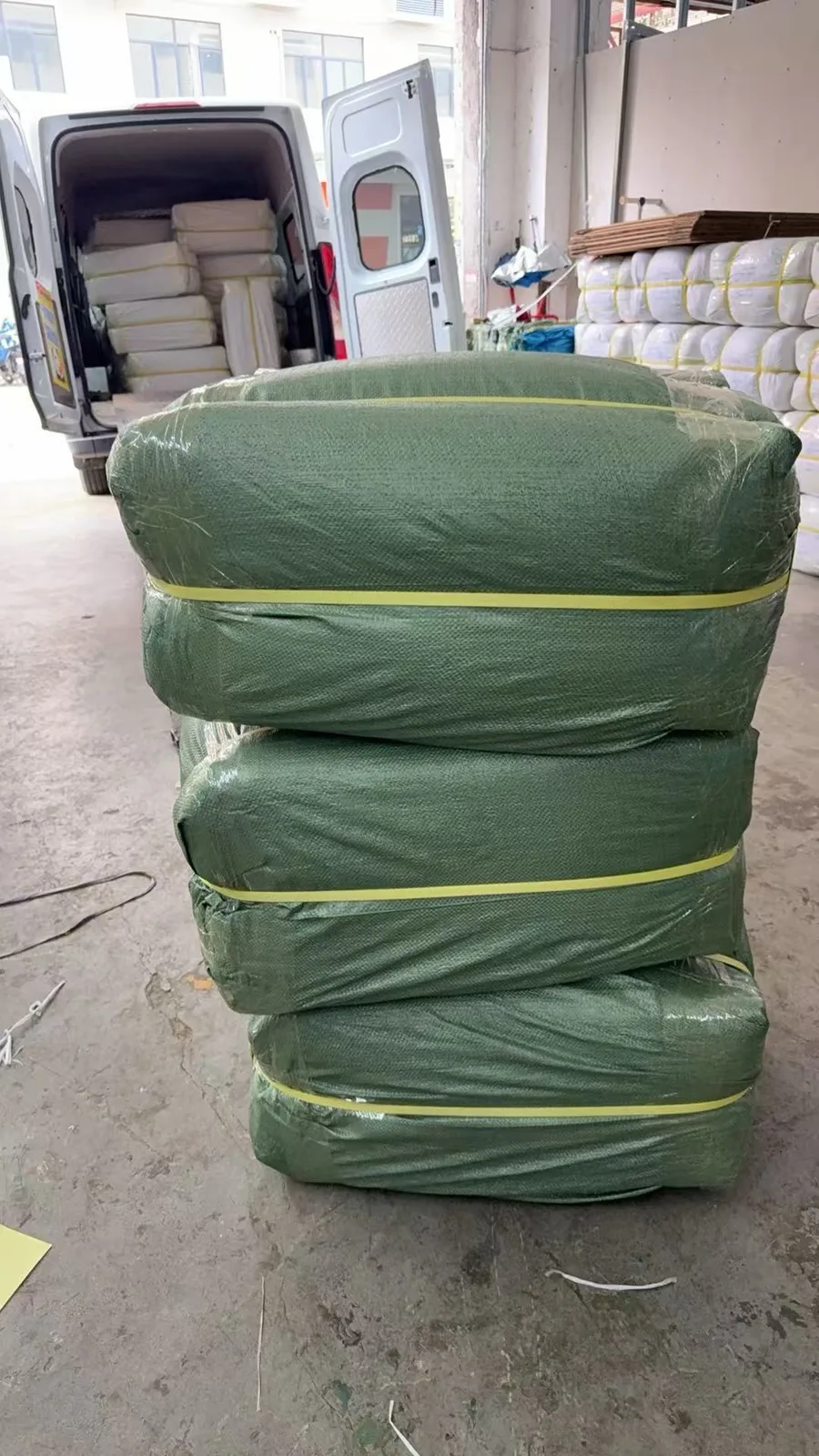 打包货品与装车出货现场