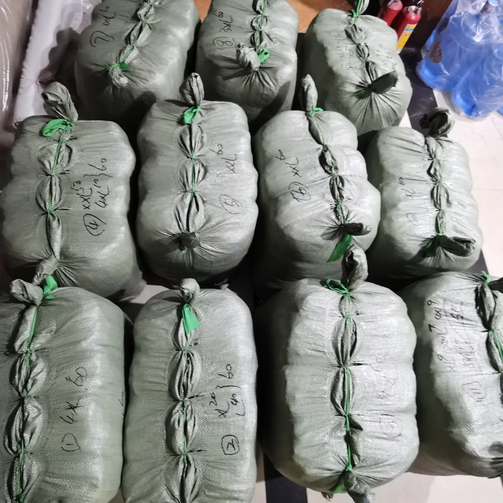 集中摆放并封口的整包货品