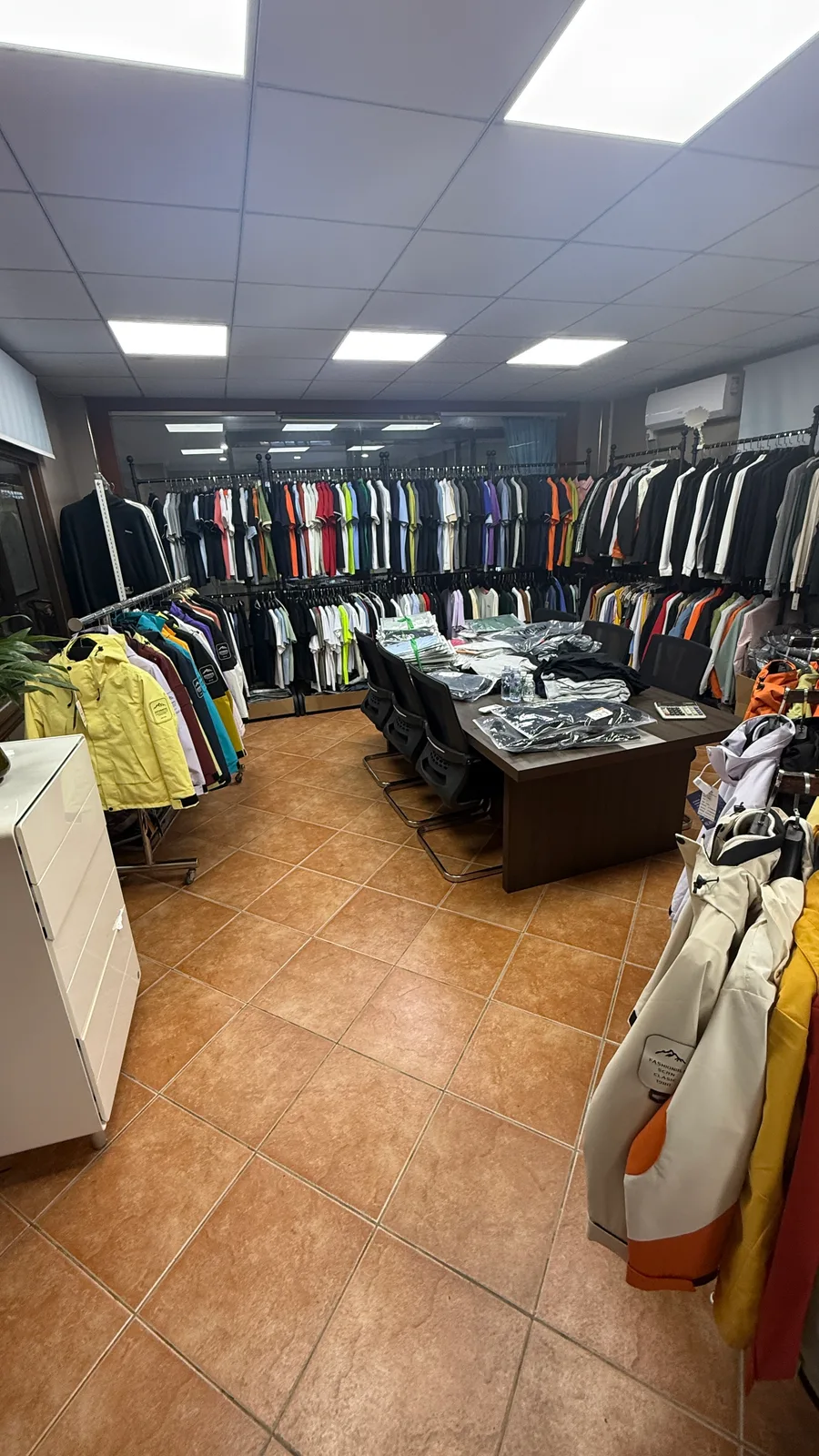 样衣陈列区内的桌椅与服装衣架