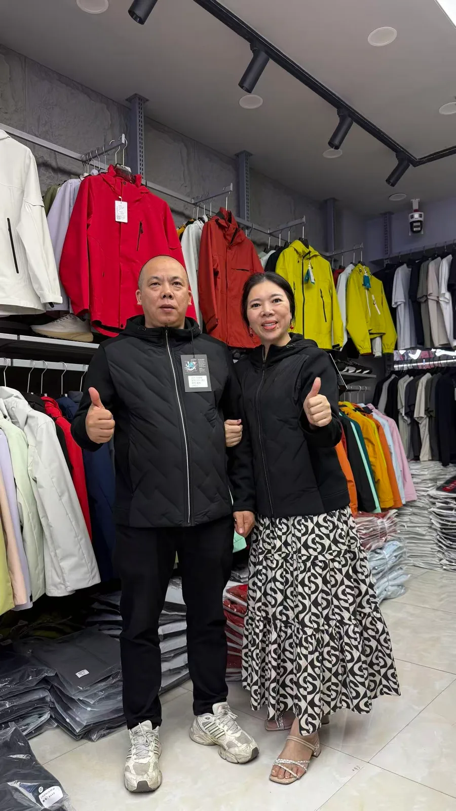 陈列区内试穿黑色拉链外套