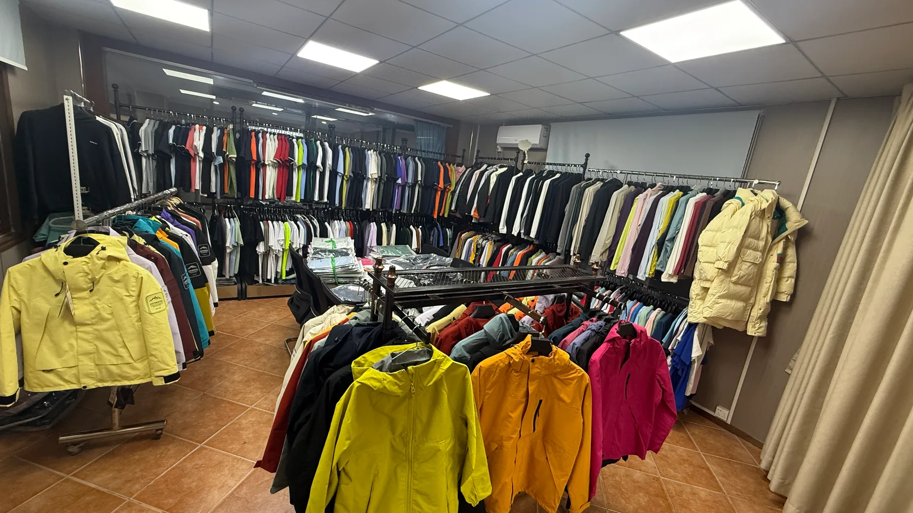 样板间内的连帽外套与服装样衣
