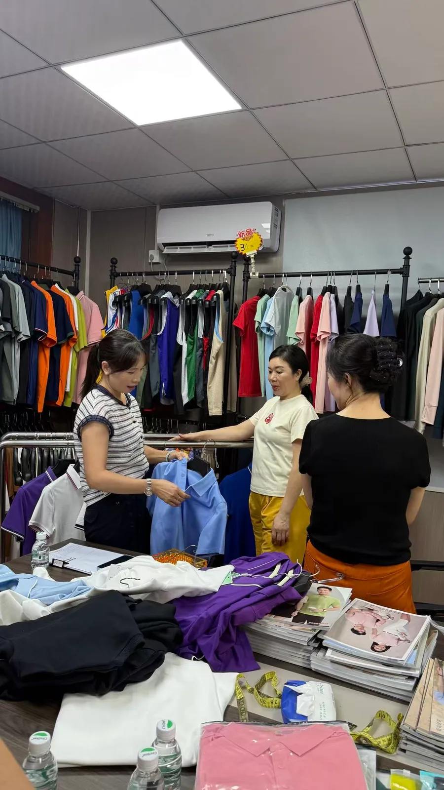 样板间内比较 Polo 衫样衣