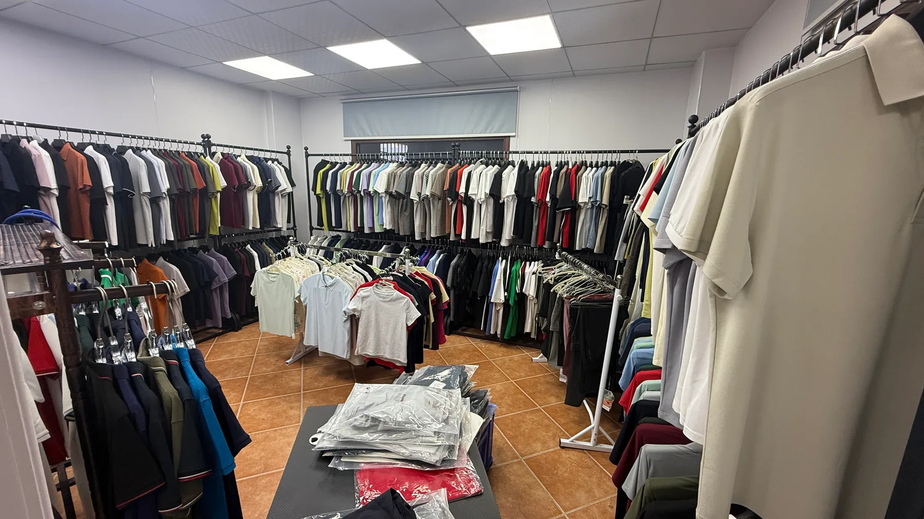 样板间衣架与工作台上的服装样衣