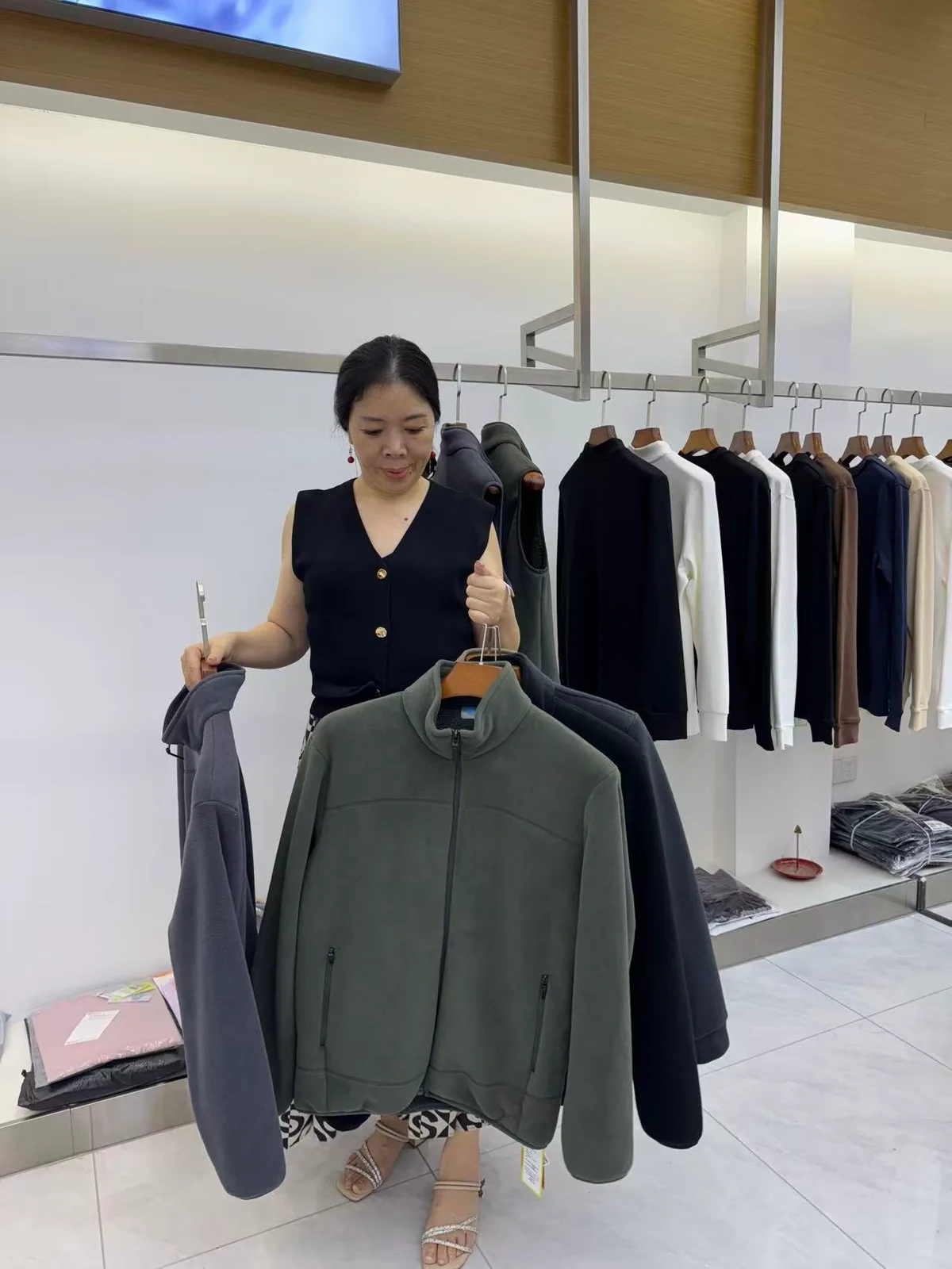 样板间内展示灰色和绿色拉链外套